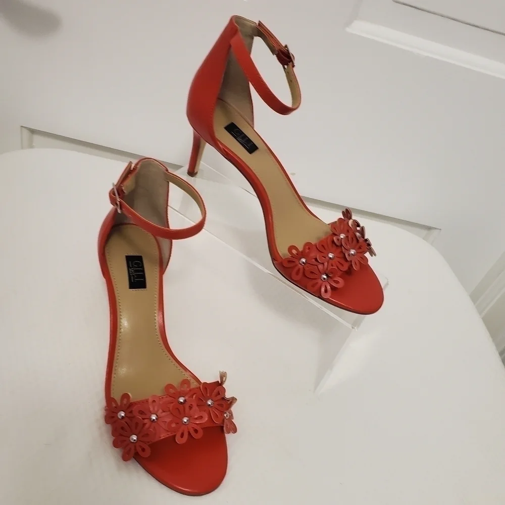 EUC G.I.L.I New York Red Floral Gliona Ankle Strap Heel Sandals Size 6, chic